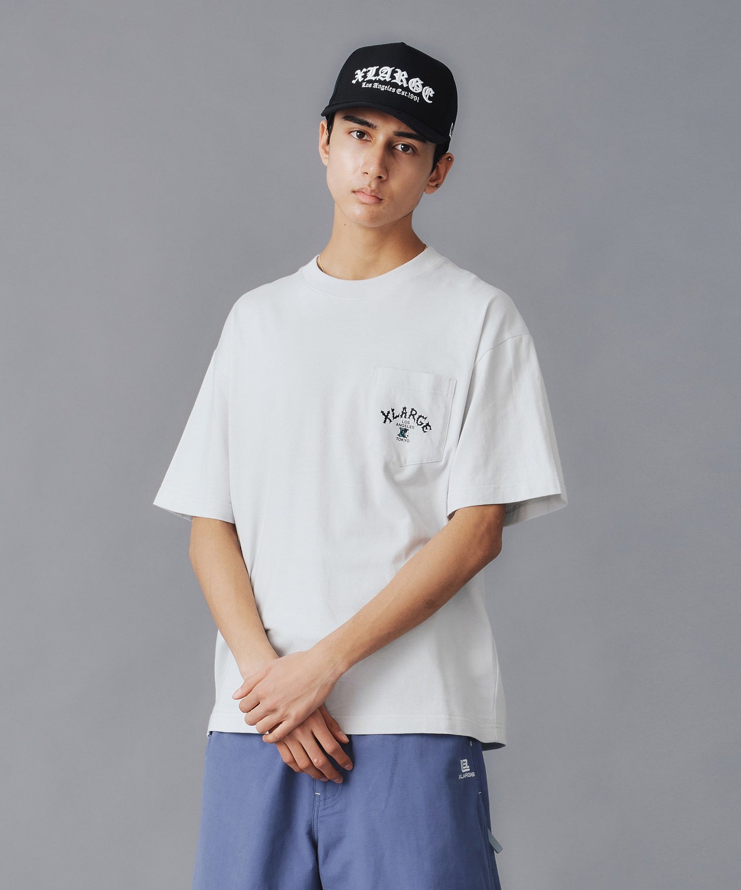 เสื้อยืดแขนสั้น XLARGE รุ่น HANG OUT S/S POCKET TEE