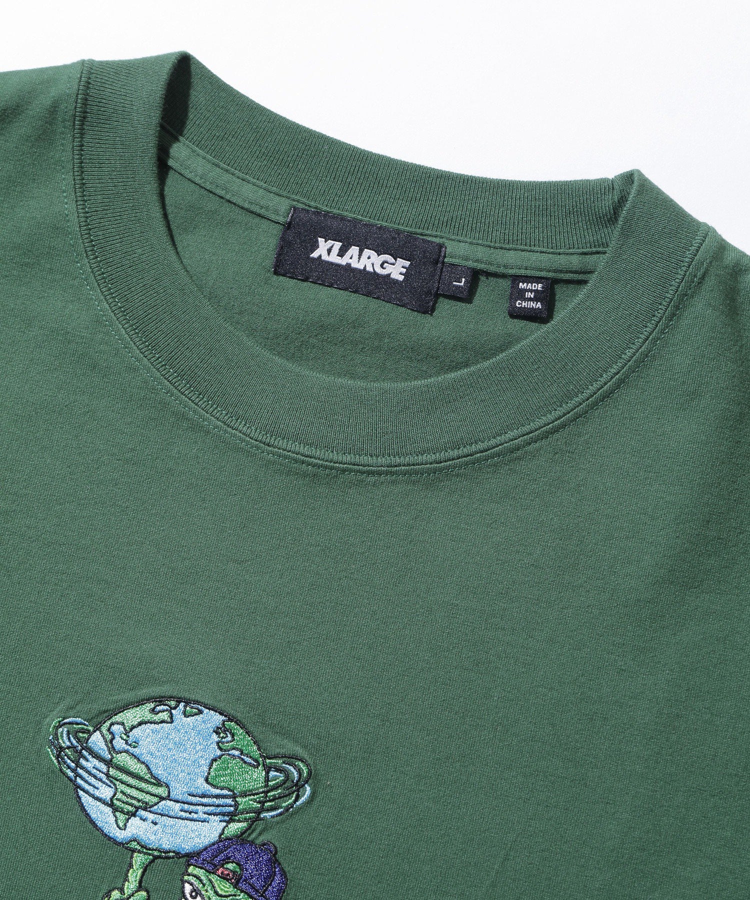 เสื้อยืดแขนสั้น XLARGE รุ่น AROUND THE WORLD LOGO S/S TEE