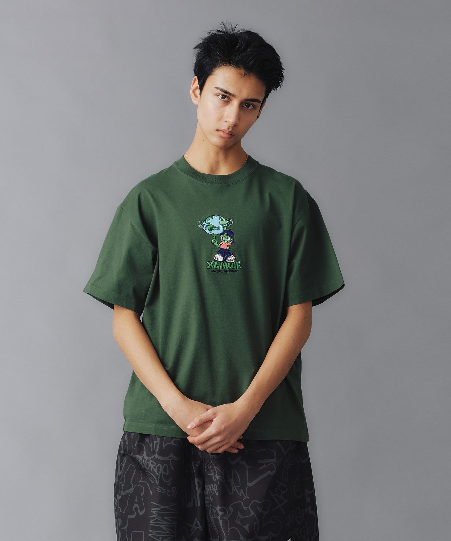 เสื้อยืดแขนสั้น XLARGE รุ่น AROUND THE WORLD LOGO S/S TEE