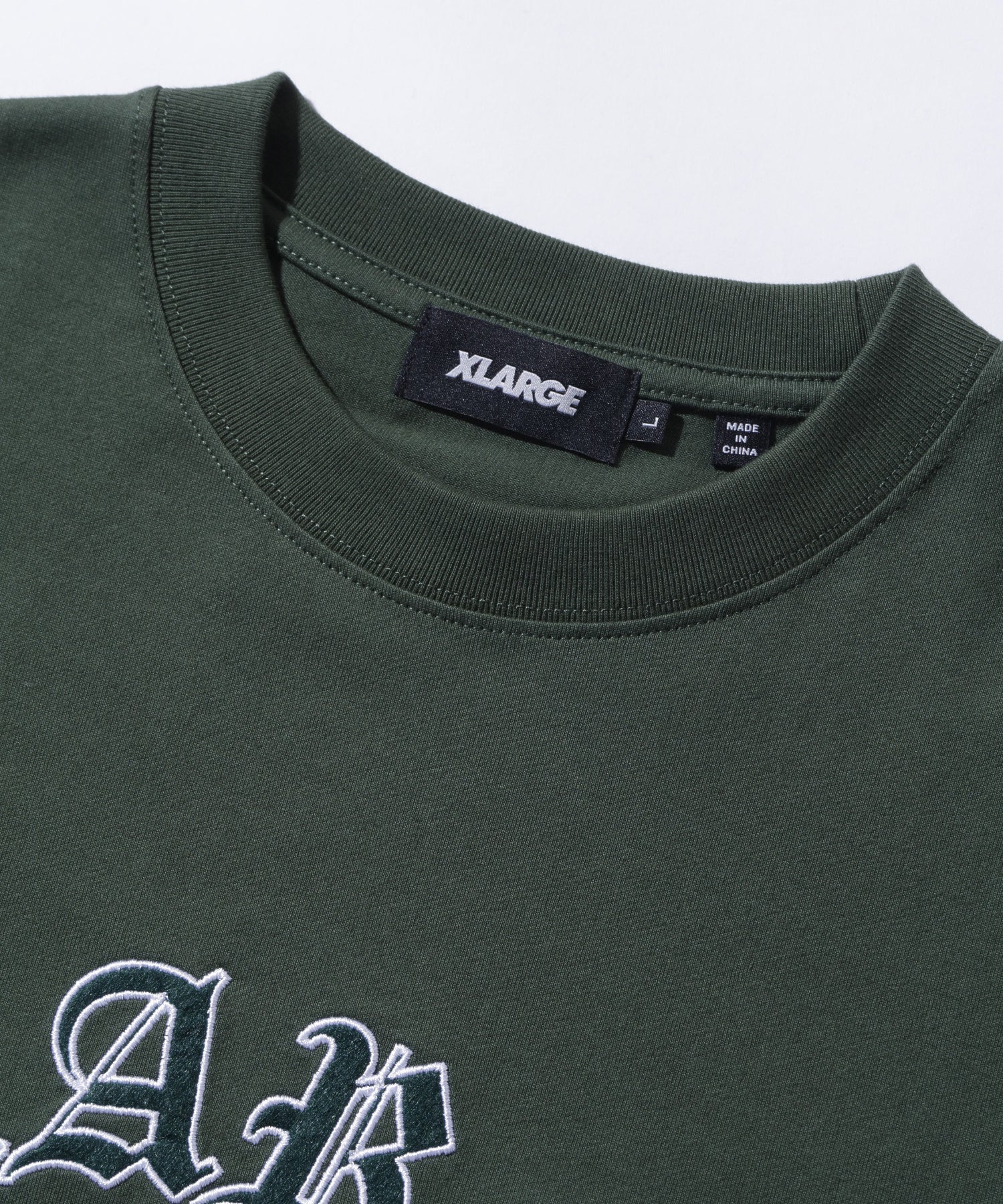 เสื้อยืดแขนสั้น XLARGE รุ่น Old English S/S Tee