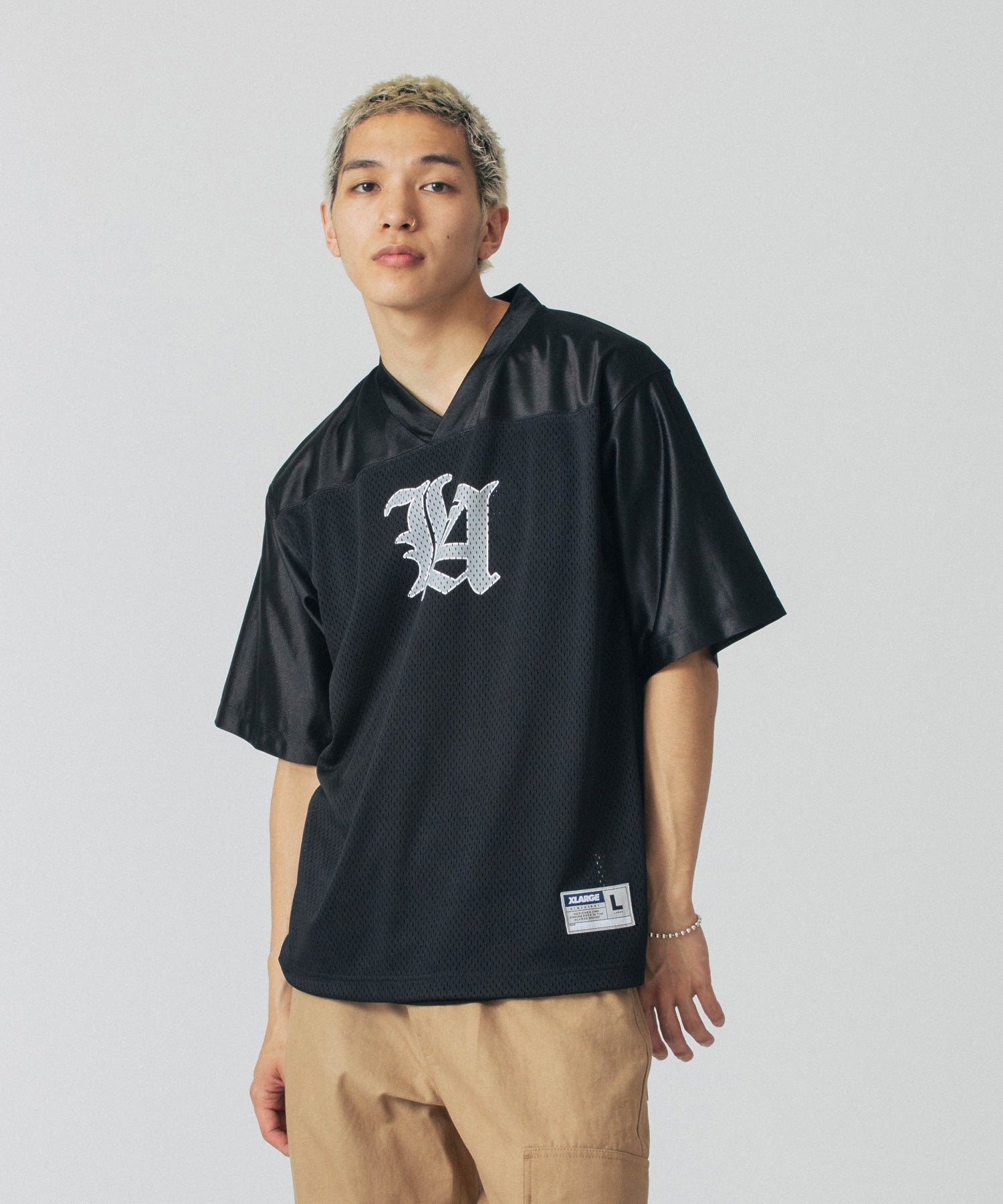 เสื้อยืดคอวี XLARGE รุ่น Old English Logo V Neck S/S Tee