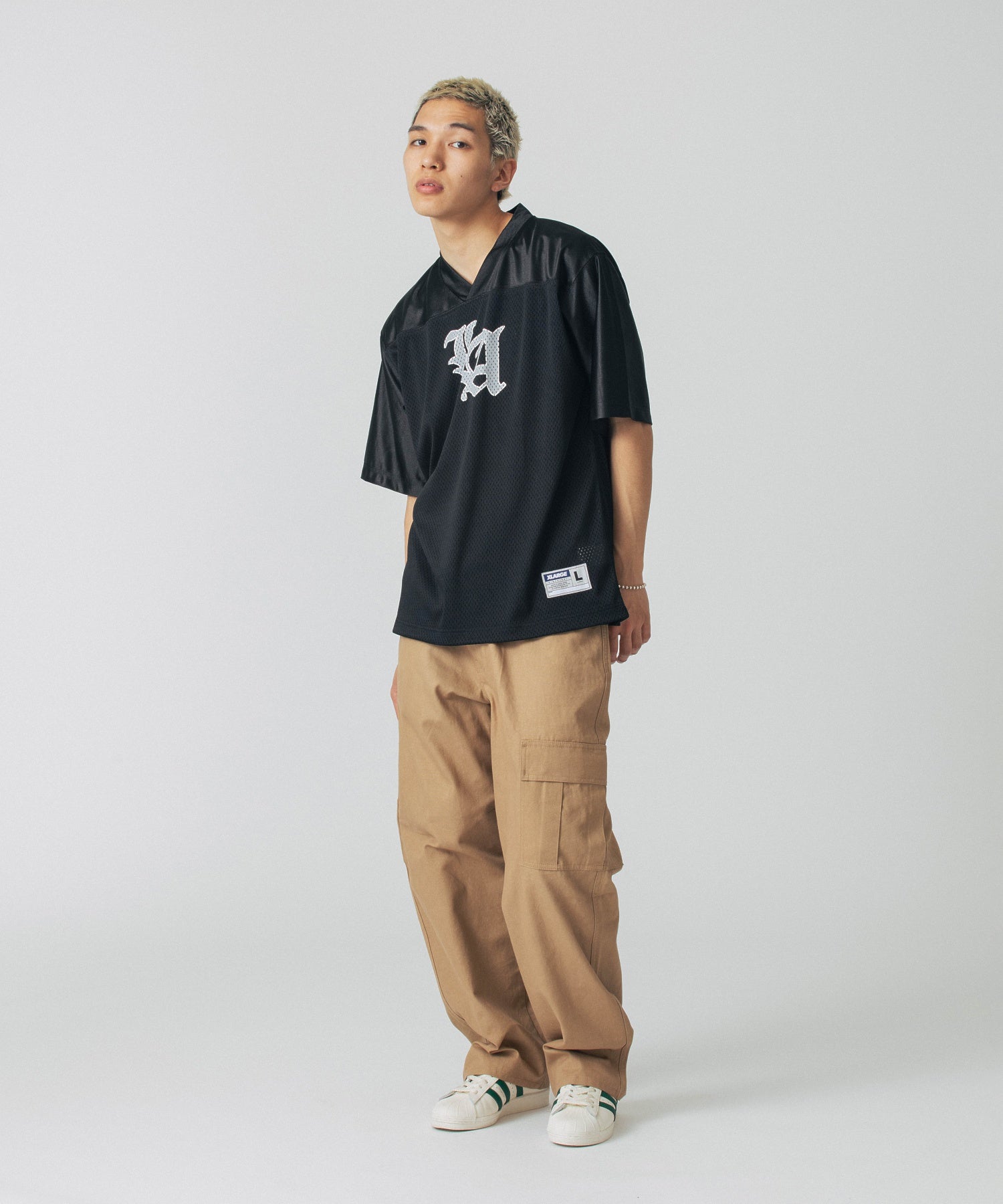 เสื้อยืดคอวี XLARGE รุ่น Old English Logo V Neck S/S Tee