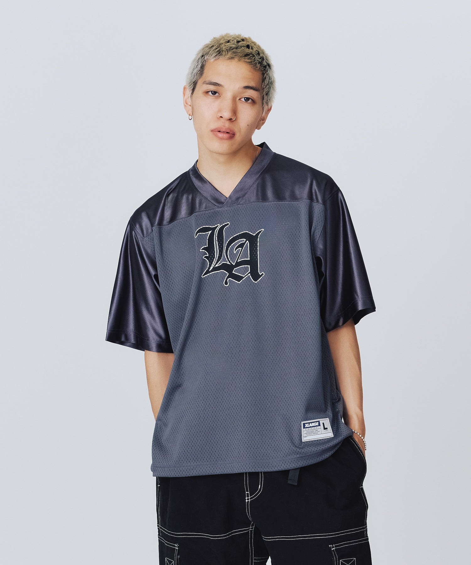 เสื้อยืดคอวี XLARGE รุ่น Old English Logo V Neck S/S Tee